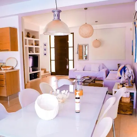 Riverland Villa *